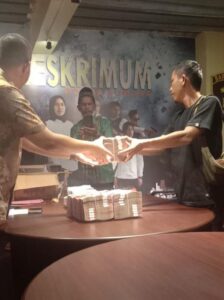 Foto: Penyerahan uang 1,2 miliar oleh Himawan Aprianto Saputra kepda ninik mamak (Foto: IST)