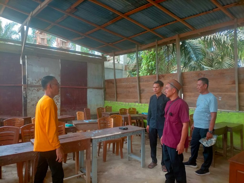Owner PT TR Jaya Group Tariman, S.H. saat meninjau ruang kelas belajar di SMP Quran dan Pondok Pesantren Darul Ulum Ngulak 2, Kecamatan Sangai Desa (29/1/2026) (Foto: IST)