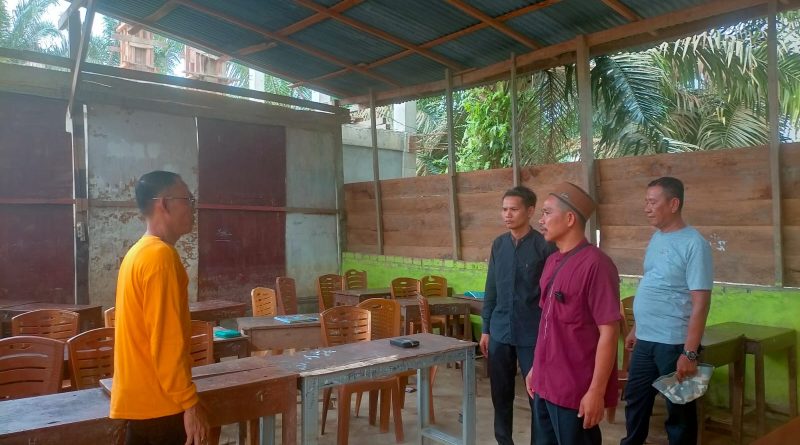 Owner PT TR Jaya Group Tariman, S.H. saat meninjau ruang kelas belajar di SMP Quran dan Pondok Pesantren Darul Ulum Ngulak 2, Kecamatan Sangai Desa (29/1/2026) (Foto: IST)