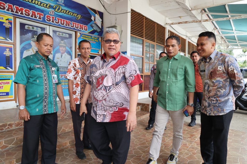 Ketua DPRD Muhidi dalam kunjungan ke UPTD Samsat Sijunjung (29/1/2026) (Foto: IST)