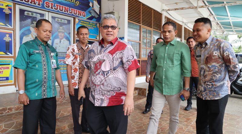 Ketua DPRD Muhidi dalam kunjungan ke UPTD Samsat Sijunjung (29/1/2026) (Foto: IST)