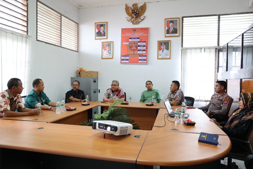 Ketua DPRD Muhidi dalam rapat saat berkunjung ke UPTD Samsat Sijunjung, Kamis (29/1/2026) (Foto: IST)