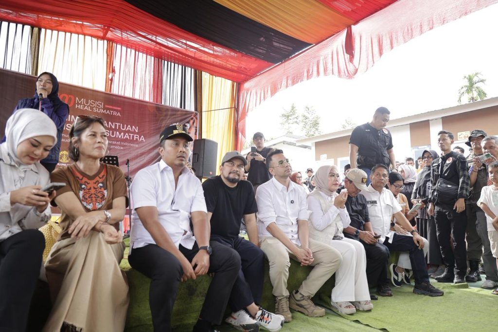 Sesi penyerahan bantuan oleh Raffi Ahmad, Tompi, dan tim yang didamping oleh Evi Yandri dan Wakil Gubernur Sumbar Vasko Ruseimy, Jum'at (30/1/2026) (Foto: IST)