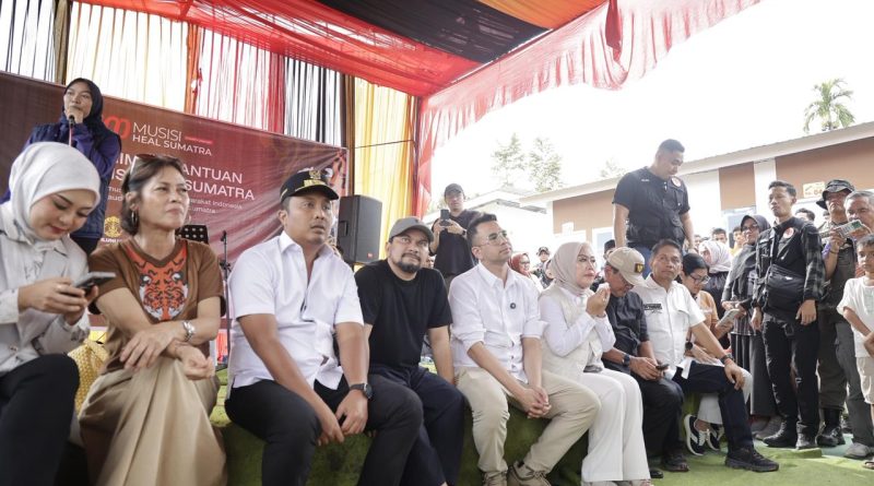 Sesi penyerahan bantuan oleh Raffi Ahmad, Tompi, dan tim yang didamping oleh Evi Yandri dan Wakil Gubernur Sumbar Vasko Ruseimy, Jum'at (30/1/2026) (Foto: IST)