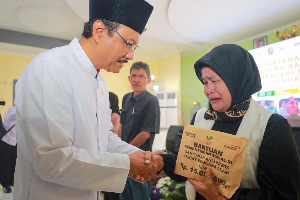 Menteri Sosial Saifullah Yusuf menyerahkan bantuan kepada ahli waris korban banjir di Sumatra Utara, Sabtu (31/1/2026) (Foto: Laman Kemensos)