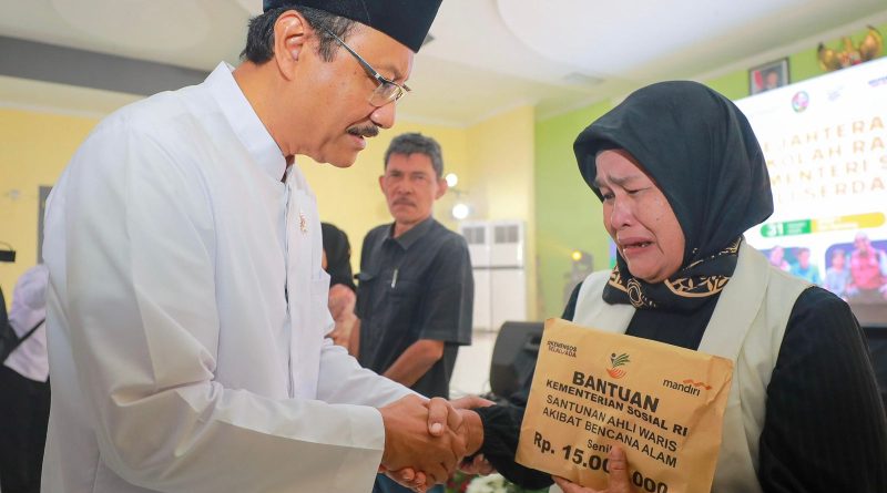 Menteri Sosial Saifullah Yusuf menyerahkan bantuan kepada ahli waris korban banjir di Sumatra Utara, Sabtu (31/1/2026) (Foto: Laman Kemensos)