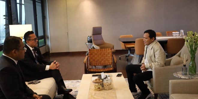 Wakil Gubernur Aceh H. Fadhlullah, saat melakukan silaturahmi dan diskusi dengan Kepala BP BUMN Dony Oskaria dan Wakil Kepala BP BUMN Tedi Bharata, dalam rangka membahas progres pembangunan Huntara dan Huntap bagi korban bencana hidrometeorologi Aceh, di Kantor Kementerian BUMN/BP BUMN, Jakarta, Selasa, (24/2/2026). (Foto: BHP Setda Aceh)