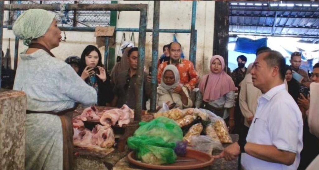 Gubernur Nusa Tenggara Barat (NTB) H. Lalu Muhammad Iqbal, melakukan inspeksi mendadak (sidak) harga bahan pokok di Pasar Gerung, Kabupaten Lombok Barat, Kamis (26/02/2026). (Foto: Pemkab Lombok Barat/Wir/Husni/Windi)
