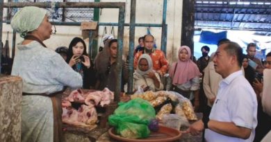 Gubernur Nusa Tenggara Barat (NTB) H. Lalu Muhammad Iqbal, melakukan inspeksi mendadak (sidak) harga bahan pokok di Pasar Gerung, Kabupaten Lombok Barat, Kamis (26/02/2026). (Foto: Pemkab Lombok Barat/Wir/Husni/Windi)