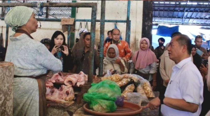 Gubernur Nusa Tenggara Barat (NTB) H. Lalu Muhammad Iqbal, melakukan inspeksi mendadak (sidak) harga bahan pokok di Pasar Gerung, Kabupaten Lombok Barat, Kamis (26/02/2026). (Foto: Pemkab Lombok Barat/Wir/Husni/Windi)