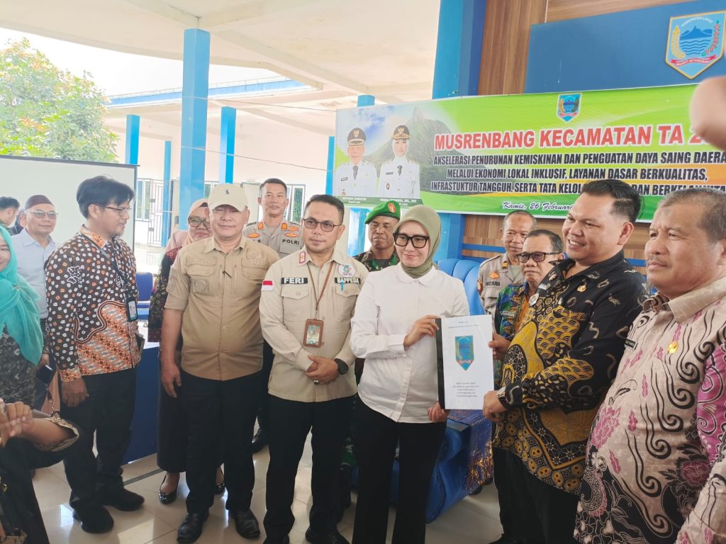 Camat Lahat Selatan menyerahkan proposal usulan masyarat kepada Wakil Bupati Lahat Widia Ningsih, Kamis (26/2/2026) (Foto: IST)