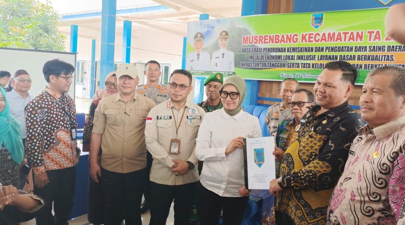 Camat Lahat Selatan menyerahkan proposal usulan masyarat kepada Wakil Bupati Lahat Widia Ningsih, Kamis (26/2/2026) (Foto: IST)