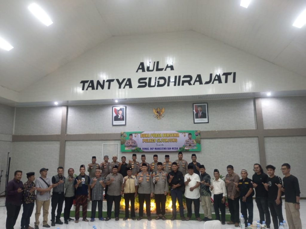 Polres Sijunjung menggelar acara berbuka puasa bersama dengan OKP, ormas, mahasiswa, dan insan media sebagai upaya mempererat hubungan dan membangun komunikasi yang harmonis dengan seluruh elemen masyarakat, Kamis (26/2/2026) (Foto: IST)