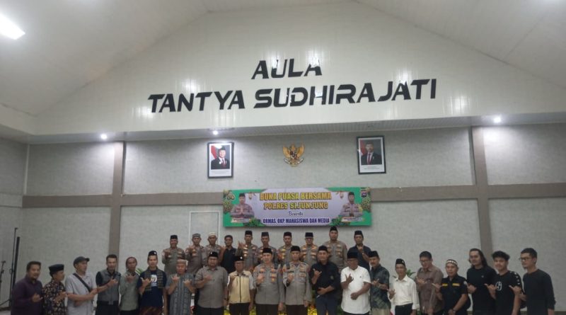 Polres Sijunjung menggelar acara berbuka puasa bersama dengan OKP, ormas, mahasiswa, dan insan media sebagai upaya mempererat hubungan dan membangun komunikasi yang harmonis dengan seluruh elemen masyarakat, Kamis (26/2/2026) (Foto: IST)