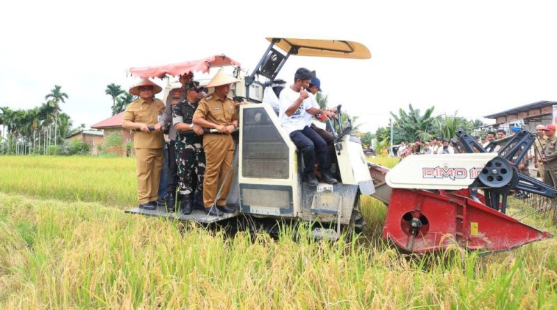 Petani millenial Riau dan beberapa pejabat. (Foto: MC Prov. Riau/InfoPublik)