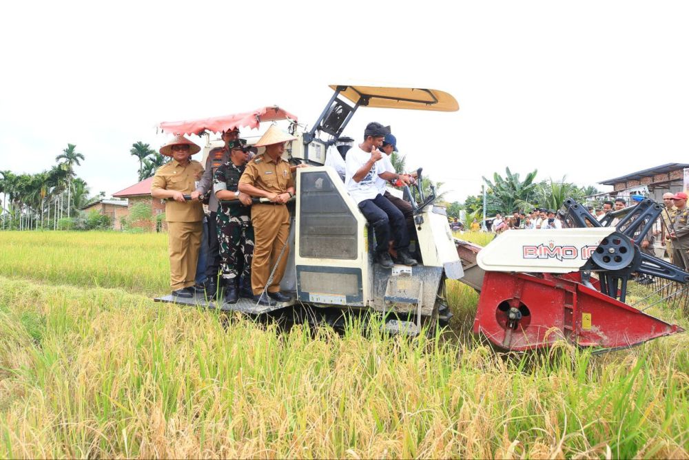 Petani millenial Riau dan beberapa pejabat. (Foto: MC Prov. Riau/InfoPublik)