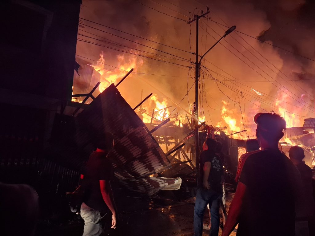 Kebakaran hebat melanda kawasan Pasar Peranap, Kecamatan Peranap, Kabupaten Indragiri Hulu (Inhu), Selasa malam (24/2/2026) (Foto: MC Provinsi Riau)