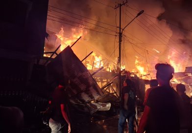 Kebakaran hebat melanda kawasan Pasar Peranap, Kecamatan Peranap, Kabupaten Indragiri Hulu (Inhu), Selasa malam (24/2/2026) (Foto: MC Provinsi Riau)