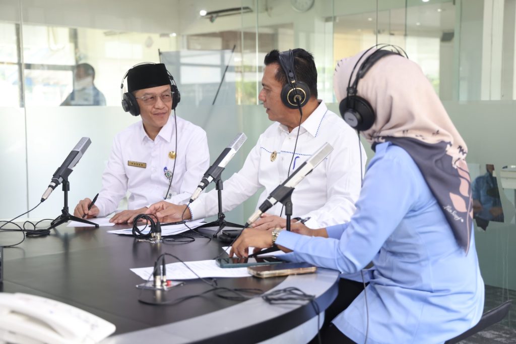 Kepala Dinas Pariwisata Provinsi Kepulauan Riau Hasan sedang on air di Tanjungpinang, Kepulauan Riau, Selasa (3/2/2026) (Foto: Diskominfo Kepri)
