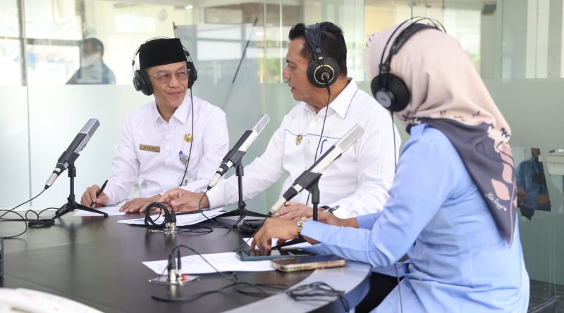 Kepala Dinas Pariwisata Provinsi Kepulauan Riau Hasan sedang on air di Tanjungpinang, Kepulauan Riau, Selasa (3/2/2026) (Foto: Diskominfo Kepri)