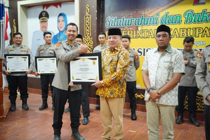 Bupati Nagan Raya, Provinsi Aceh, Dr. TR Keumangan, S.H., M.H., didampingi Wakil Bupati Raja Sayang, menyerahkan piagam penghargaan kepada 20 mahasiswa STIK-PTIK Lemdiklat Polri Sindikat IX Angkatan 83/WPS serta satu perwira pendamping di Anjungan Pendopo Bupati, Kompleks Perkantoran Suka Makmue, Rabu (25/2/2026). (Foto: Pemkab Nagan Raya)
