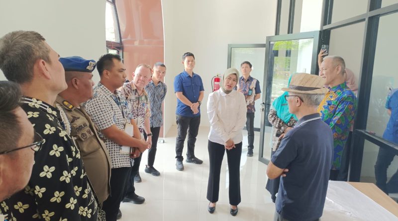Wakil Bupati Lahat saat meninjau pembangunan Mall Pelayanan Publik di Plaza Benteng bersama OPD dan perwakilan dari PTBA, Kamis (26/2/2026)