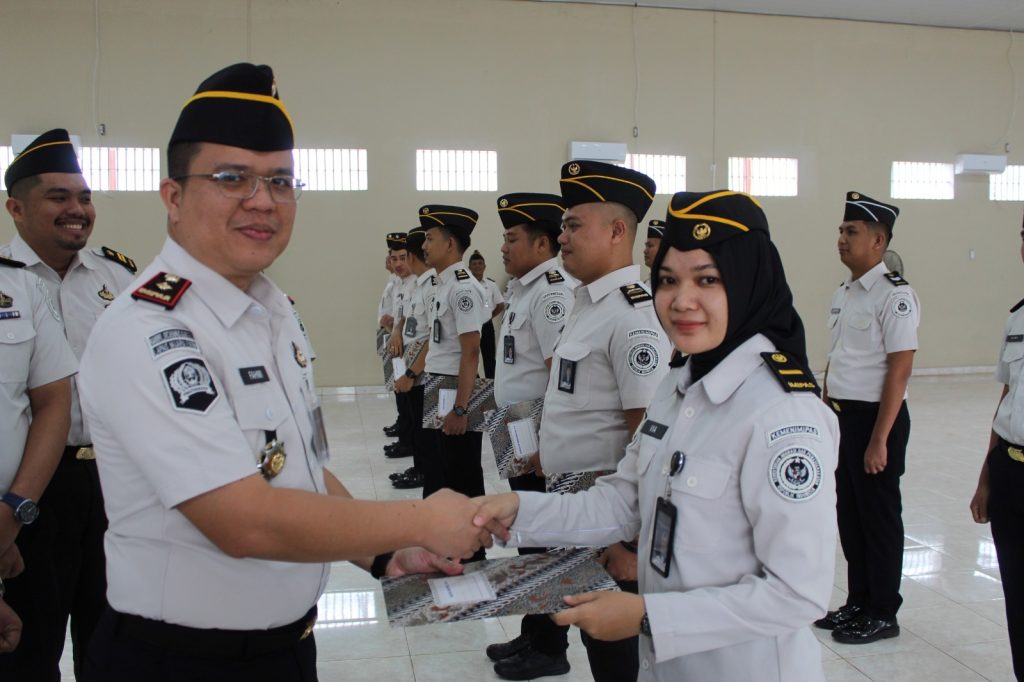 embaga Pemasyarakatan (Lapas) Kelas IIB Muara Enim menggelar upacara kenaikan pangkat bagi 16 orang pegawainya. Kegiatan yang berlangsung khidmat ini dilaksanakan di Aula Lapas Muara Enim pada Jumat (27/2/2026). (Foto: IST)