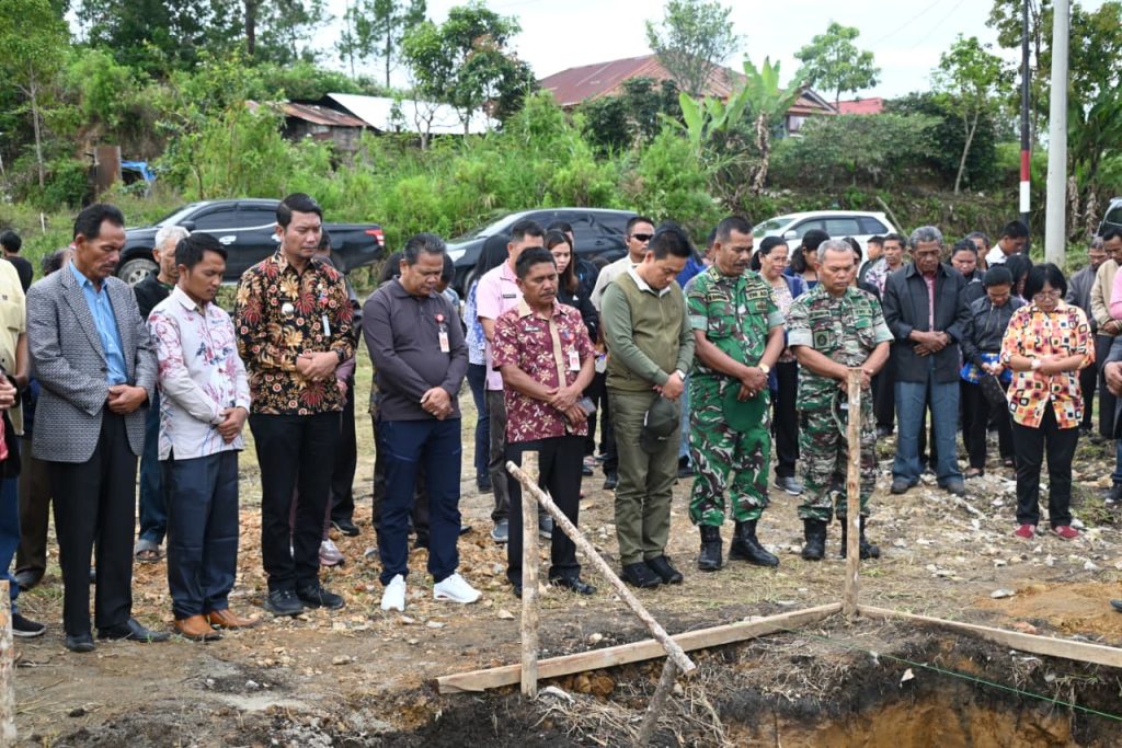 Bupati Humbang Hasundutan (Humbahas) Dr. Oloan Paniaran Nababan, S.H., M.H., meresmikan dimulainya pembangunan Koperasi Desa Merah Putih (KDMP) Huta Paung. Acara peletakan batu pertama ini berlangsung di Kecamatan Pollung pada Jumat (27/2/2026). (Foto: Pemkab Humbang Hasundutan)