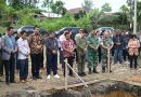 Bupati Humbang Hasundutan (Humbahas) Dr. Oloan Paniaran Nababan, S.H., M.H., meresmikan dimulainya pembangunan Koperasi Desa Merah Putih (KDMP) Huta Paung. Acara peletakan batu pertama ini berlangsung di Kecamatan Pollung pada Jumat (27/2/2026). (Foto: Pemkab Humbang Hasundutan)