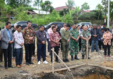 Bupati Humbang Hasundutan (Humbahas) Dr. Oloan Paniaran Nababan, S.H., M.H., meresmikan dimulainya pembangunan Koperasi Desa Merah Putih (KDMP) Huta Paung. Acara peletakan batu pertama ini berlangsung di Kecamatan Pollung pada Jumat (27/2/2026). (Foto: Pemkab Humbang Hasundutan)