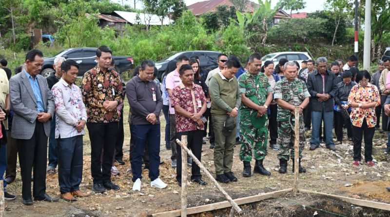 Bupati Humbang Hasundutan (Humbahas) Dr. Oloan Paniaran Nababan, S.H., M.H., meresmikan dimulainya pembangunan Koperasi Desa Merah Putih (KDMP) Huta Paung. Acara peletakan batu pertama ini berlangsung di Kecamatan Pollung pada Jumat (27/2/2026). (Foto: Pemkab Humbang Hasundutan)