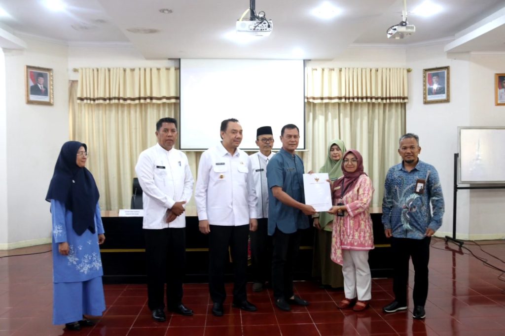 Pemerintah Kabupaten Agam mencatatkan prestasi membanggakan dengan meraih Opini Kualitas Tinggi Tanpa Maladministrasi. Penghargaan ini diberikan oleh Ombudsman Republik Indonesia berdasarkan Penilaian Penyelenggaraan Pelayanan Publik Tahun 2025. (Foto: MC Agam/Iqbal)
