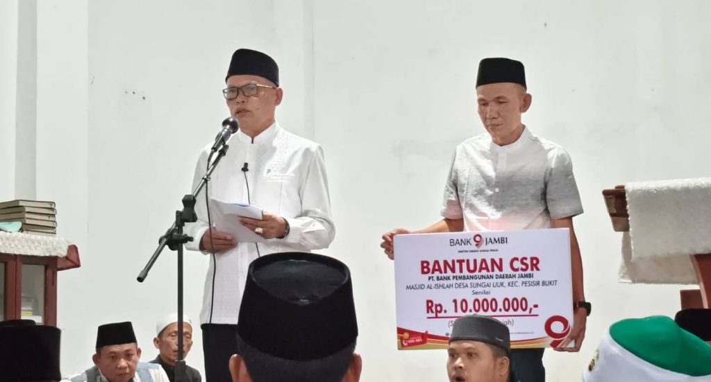 Pemerintah Kota Sungai Penuh melalui Wakil Wali Kota Azhar Hamzah bersama Bank BPD Jambi menyalurkan bantuan Corporate Social Responsibility (CSR). Bantuan senilai Rp10 juta tersebut diberikan khusus untuk mendukung kelanjutan pembangunan fasilitas di Masjid Al-Ishlah, Rabu (25/2/2026) (Foto: Diskominfosta Sungai Penuh/Joel Vikalo)