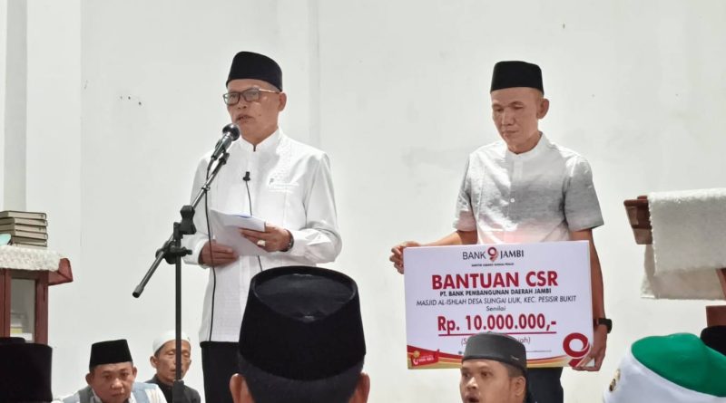 Pemerintah Kota Sungai Penuh melalui Wakil Wali Kota Azhar Hamzah bersama Bank BPD Jambi menyalurkan bantuan Corporate Social Responsibility (CSR). Bantuan senilai Rp10 juta tersebut diberikan khusus untuk mendukung kelanjutan pembangunan fasilitas di Masjid Al-Ishlah, Rabu (25/2/2026) (Foto: Diskominfosta Sungai Penuh/Joel Vikalo)