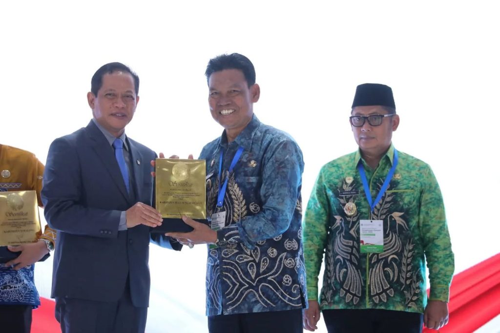 Wakil Bupati Hulu Sungai Selatan H. Suriani, S.Sos., M.AP., hadir secara langsung untuk menerima penghargaan dalam ajang Rapat Koordinasi Nasional (Rakornas) Hari Peduli Sampah Nasional (HPSN) 2026, Jakarta (25/2/2026) (Foto: Prokopim HSS)