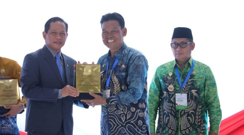 Wakil Bupati Hulu Sungai Selatan H. Suriani, S.Sos., M.AP., hadir secara langsung untuk menerima penghargaan dalam ajang Rapat Koordinasi Nasional (Rakornas) Hari Peduli Sampah Nasional (HPSN) 2026, Jakarta (25/2/2026) (Foto: Prokopim HSS)