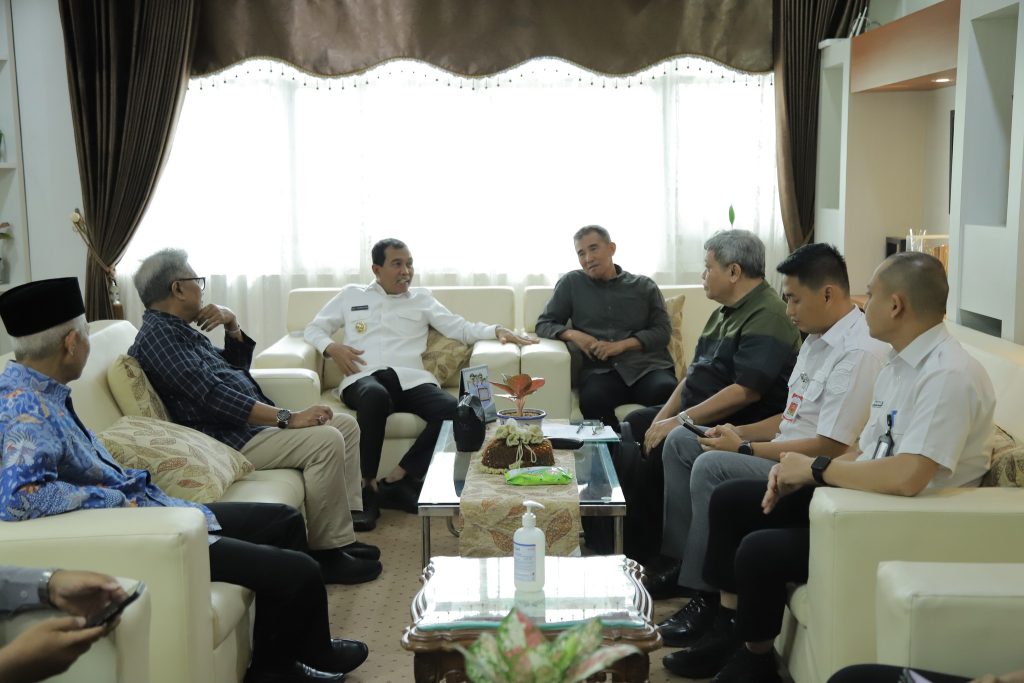 Bupati Hulu Sungai Selatan (HSS), H. Syafrudin Noor, menerima kunjungan silaturahmi dari pengurus Ikatan Karakatan Keluarga HSS (IKK HSS) Banjarmasin di ruang kerja Bupati, Rabu (25/2/2026). (Foto: Kominfo HSS)