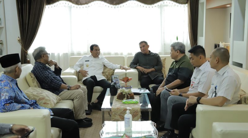 Bupati Hulu Sungai Selatan (HSS), H. Syafrudin Noor, menerima kunjungan silaturahmi dari pengurus Ikatan Karakatan Keluarga HSS (IKK HSS) Banjarmasin di ruang kerja Bupati, Rabu (25/2/2026). (Foto: Kominfo HSS)