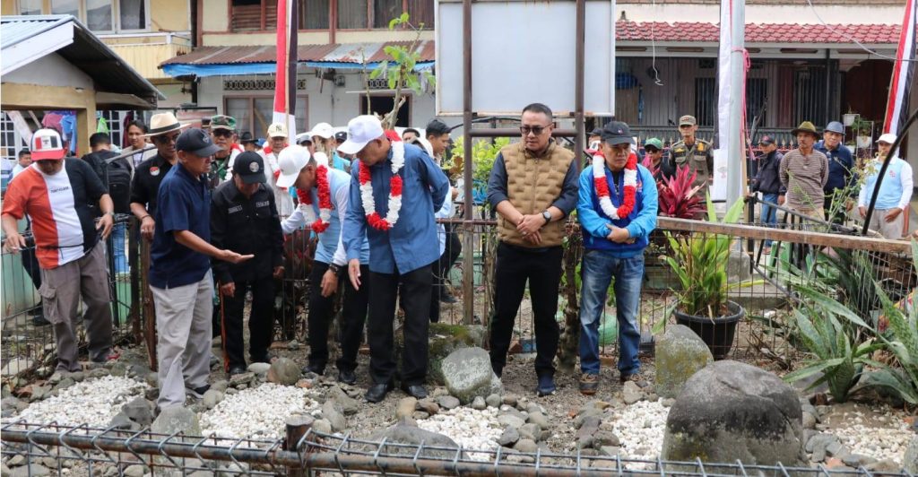 Wali Kota Alfin dan Wakil Wali Kota Sungai Penuh Azhar Hamzah menghadiri gotong royong akbar bersama masyarakat Enam Luhah Sungai Penuh, Minggu (8/2/2026) (Foto: MC Kominfosta Sungai Penuh)