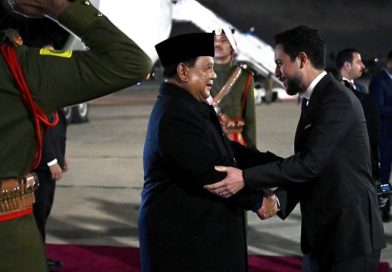 Presiden Republik Indonesia, Prabowo Subianto, resmi memulai kunjungan kerjanya di Amman, Kerajaan Yordania Hasyimiah disambut hangat oleh Putra Mahkota Yordania, Pangeran Al Hussein bin Abdullah II di Bandar Udara Militer Marka pada Selasa malam (24/2/2026) (Foto: BPMI Setpres)