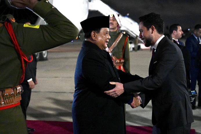 Presiden Republik Indonesia, Prabowo Subianto, resmi memulai kunjungan kerjanya di Amman, Kerajaan Yordania Hasyimiah disambut hangat oleh Putra Mahkota Yordania, Pangeran Al Hussein bin Abdullah II di Bandar Udara Militer Marka pada Selasa malam (24/2/2026) (Foto: BPMI Setpres)