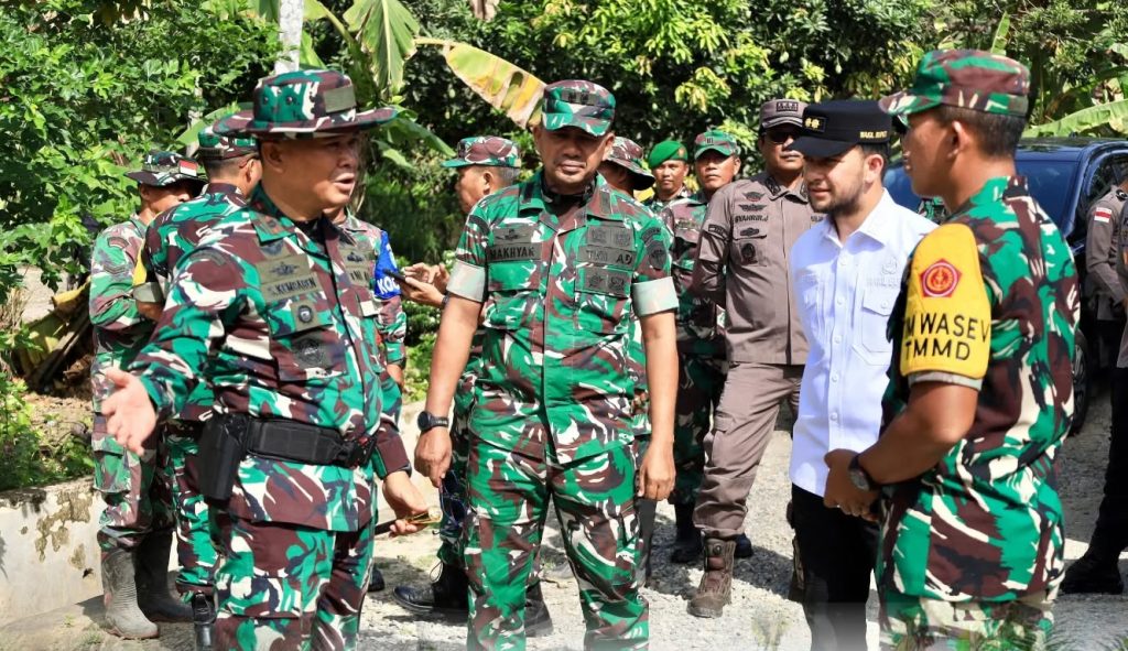 Wakil Bupati Aceh Barat Said Fadheil, S.H., menghadiri kegiatan Pengawasan dan Evaluasi (Wasev) TNI Manunggal Membangun Desa (TMMD) ke-127. Kegiatan ini berlangsung di Desa Lueng Jawa, Kecamatan Woyla, pada Rabu (25/2/2026). (Foto: Diskominsa Aceh Barat)