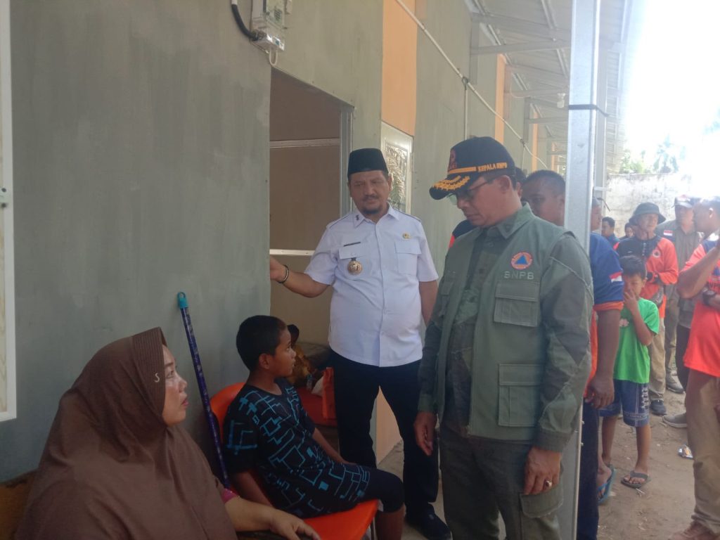 Bupati Aceh Tamiang Irjen Pol. (P) Drs. Armia Pahmi, M.H., mendampingi Kepala Badan Nasional Penanggulangan Bencana (BNPB) Letjen TNI Dr. Suharyanto, mengunjungi Hunian Sementara (Huntara) Perkebunan Pulau Tiga, Rabu (25/2/2026) (Foto: Humas Setda Kab. Aceh Tamiang)