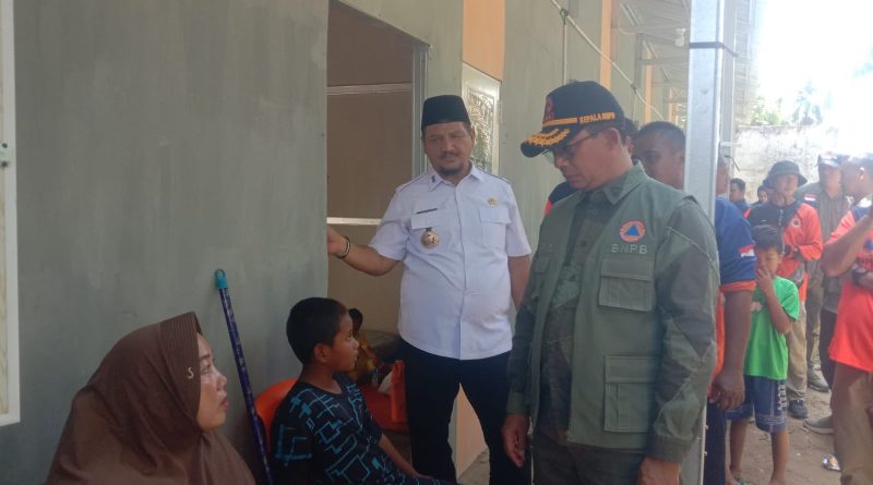 Bupati Aceh Tamiang Irjen Pol. (P) Drs. Armia Pahmi, M.H., mendampingi Kepala Badan Nasional Penanggulangan Bencana (BNPB) Letjen TNI Dr. Suharyanto, mengunjungi Hunian Sementara (Huntara) Perkebunan Pulau Tiga, Rabu (25/2/2026) (Foto: Humas Setda Kab. Aceh Tamiang)