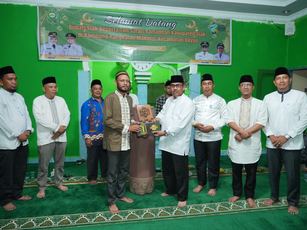 Sekretaris Daerah Kabupaten Siak Mahadar, saat menyerahkan bantuan untuk masjid Nurul Huda, Dusun Pandan Jaya, Kampung Pangkalan Makmur, Kecamatan Dayun, Sabtu (21/2/2026) (Foto: MC Siak)