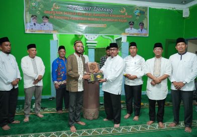 Sekretaris Daerah Kabupaten Siak Mahadar, saat menyerahkan bantuan untuk masjid Nurul Huda, Dusun Pandan Jaya, Kampung Pangkalan Makmur, Kecamatan Dayun, Sabtu (21/2/2026) (Foto: MC Siak)