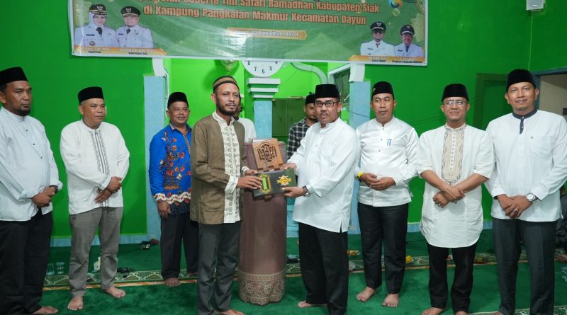 Sekretaris Daerah Kabupaten Siak Mahadar, saat menyerahkan bantuan untuk masjid Nurul Huda, Dusun Pandan Jaya, Kampung Pangkalan Makmur, Kecamatan Dayun, Sabtu (21/2/2026) (Foto: MC Siak)