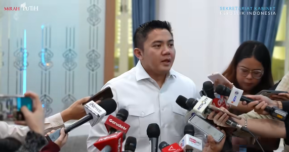 Sekretariat Kabinet RI Teddy Indra Wijaya dalam jumpa pers, Selasa (3/3/2026) (Foto: Hasil Tangkapan Layar Video Facebook Setkab RI)