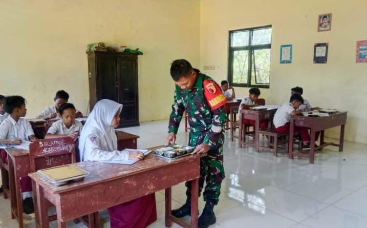 Babinsa Koramil 0827/12 Dasuk mendampingi penyaluran MBG di SD dan MI Kabupaten Sumenep, Selasa (3/2/2026) (Foto: InfoPublik)