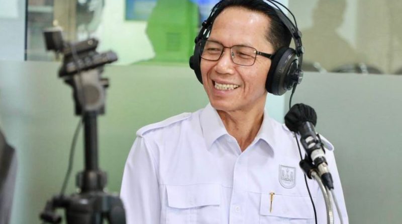 Wali kota Batam Amsakar Achmad, saat menjadi narasumber dalam dialog on air Program Batam Menyapa bertema satu tahun kepemimpinan Wali Kota Batam dan Wakil Wali Kota Batam, Li Claudia Chandra, di Studio Pro 1 RRI Batam, Senin (23/2/2026) (Foto: Humas Diskominfo Batam/Dheo Ananda Putra/InfoPublik)